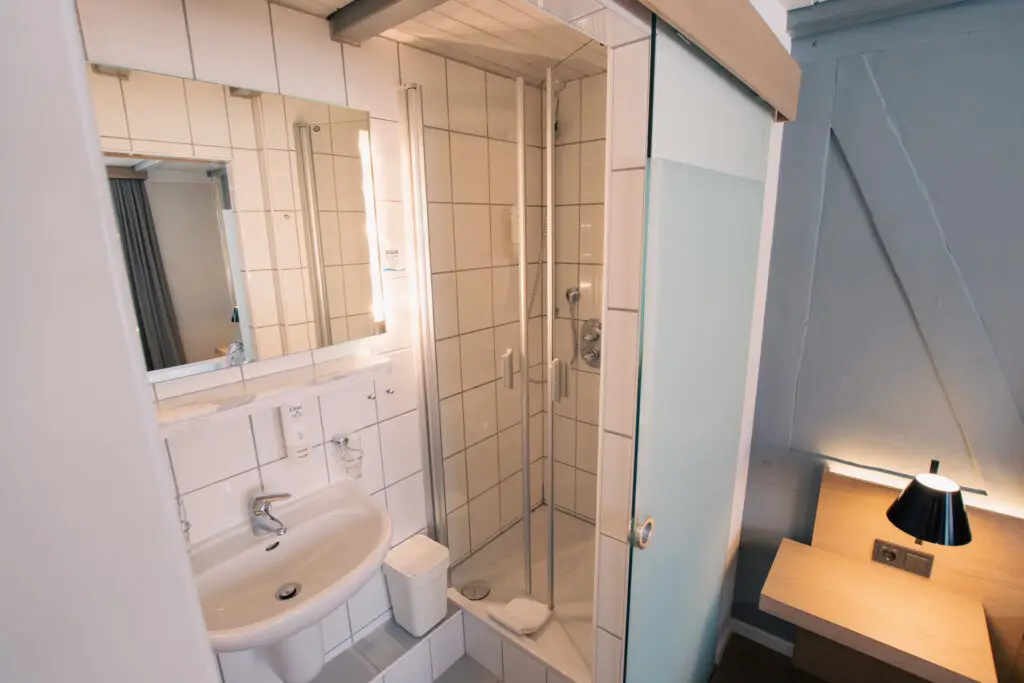 Helles Bad mit Duschkabine und WC