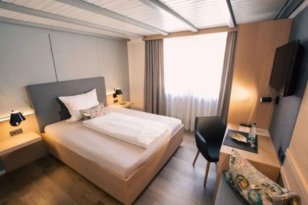 Gästezimmer mit Dachfenster und Boxspringbett